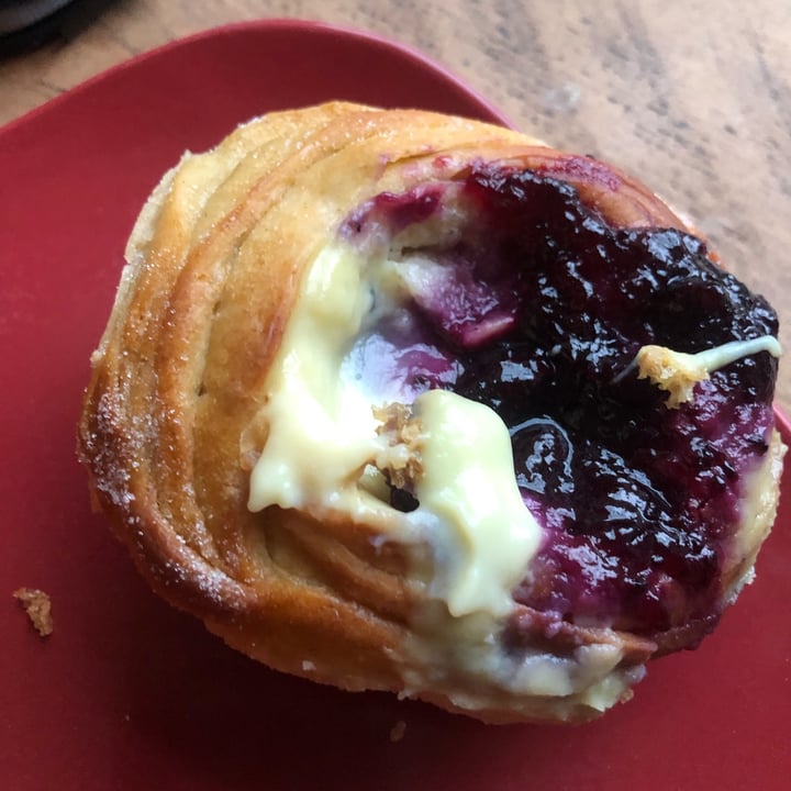 photo of Black Rabbit Custard & Blackcurrant Cruffin shared by @stephh on  17 Mar 2022 - review