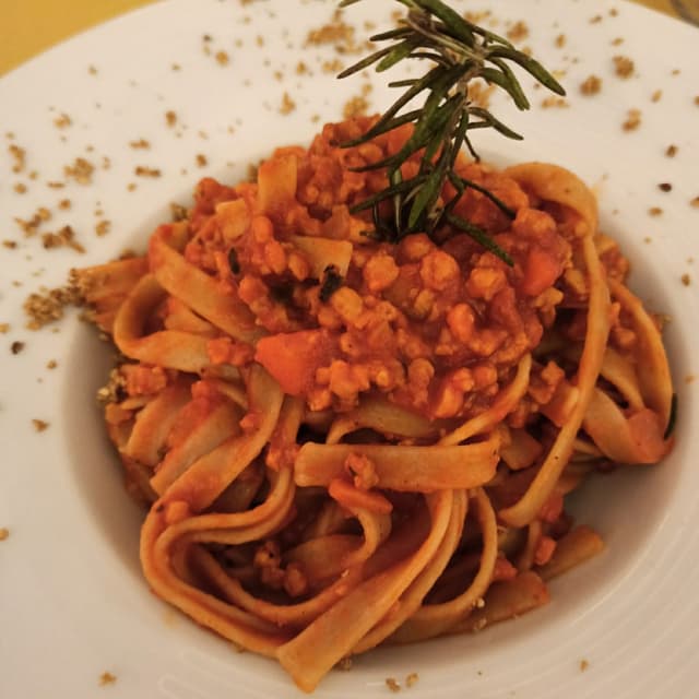 「Tagliatelle integrale al ragù di soia sfumato al pepe rosso」の料理の写真