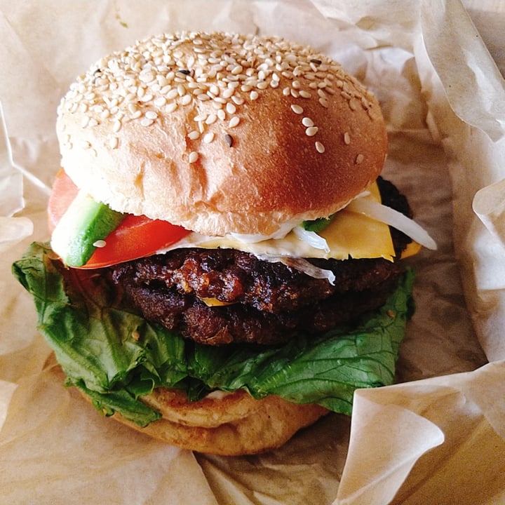photo of Holy Vegan Double Cheezeburger shared by @tlacomiztli on  01 Aug 2020 - review