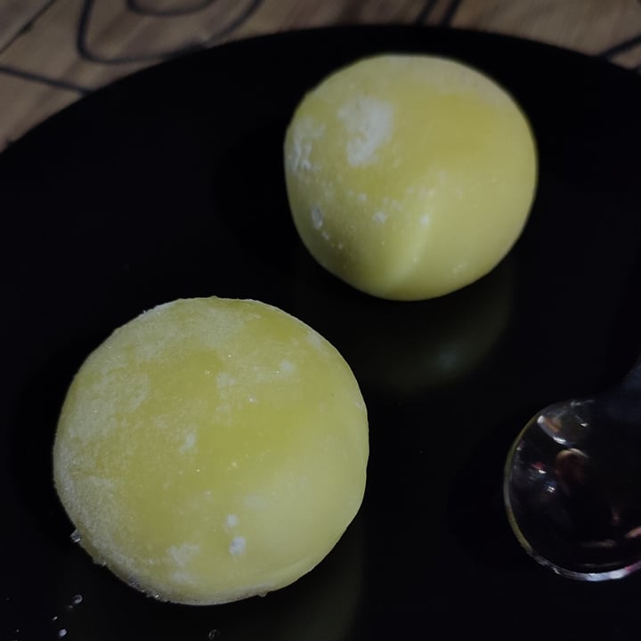 review photo of ROCK TAVERN FAROLES Mochi De Helado Vegano Sabor Mango shared by @pickyrabbit on 08 Jul 2022 - review