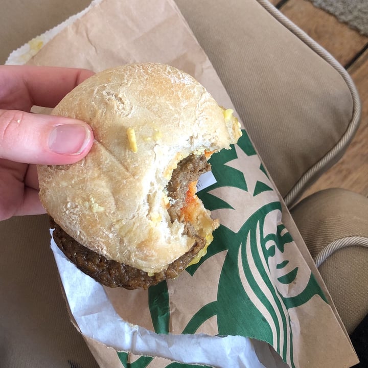 photo of Starbucks Coffee Beyond Meat® Breakfast Sandwich shared by @izdaviz on  04 Jul 2022 - review