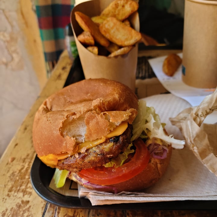 photo of Hank Burger Burger shared by @shortpunam on  05 Apr 2022 - review