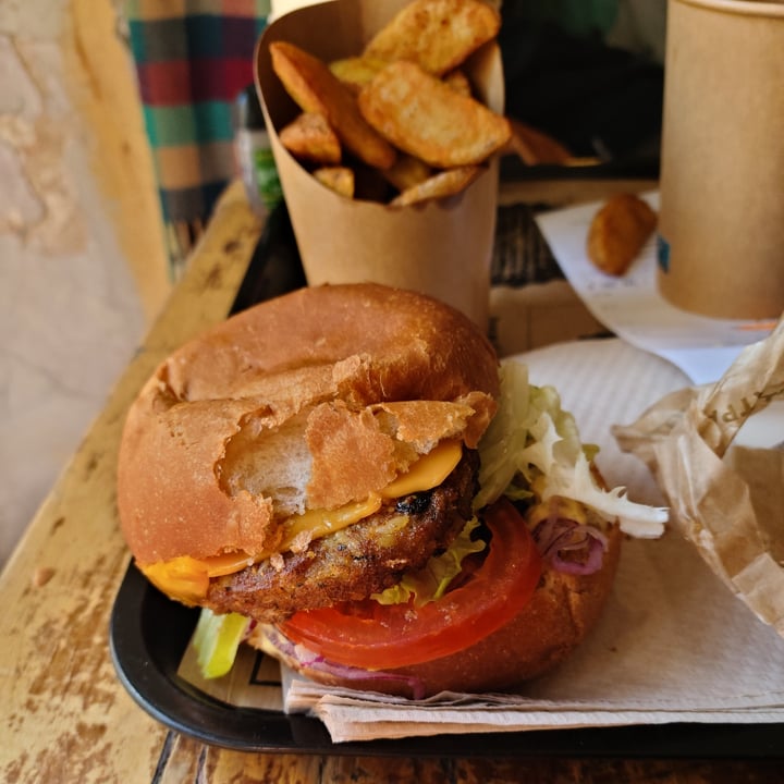 review photo of Hank Burger Burger shared by @shortpunam on 05 Apr 2022 - review