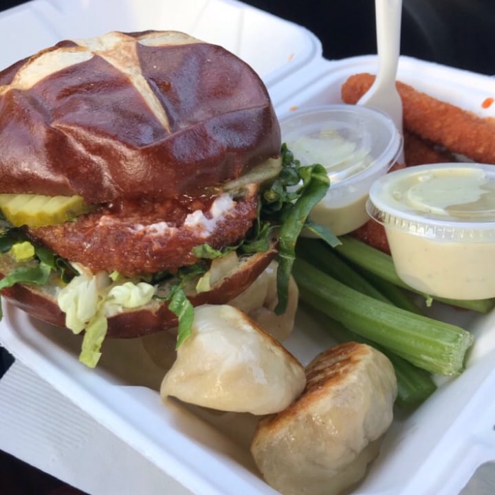 photo of Loving Hut Buffalo Burger shared by @rachelsveganlife on  10 Oct 2021 - review