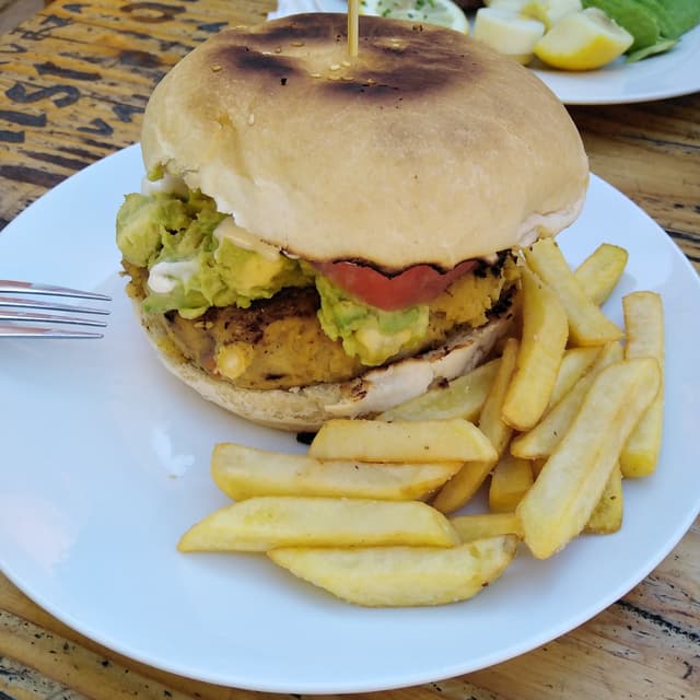 Photo of the dish “Sándwich Hamburguesa Vegana De Garbanzos, Con Mayonesa Vegana,”