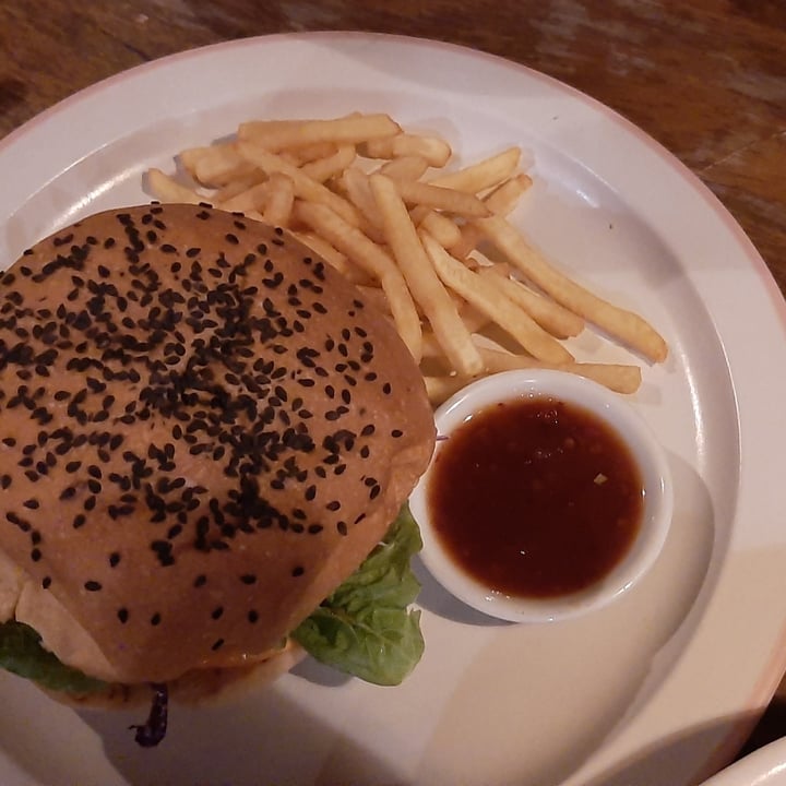 photo of Manggis in Canggu Hmm burger shared by @plantsfeelthough on  27 Mar 2021 - review