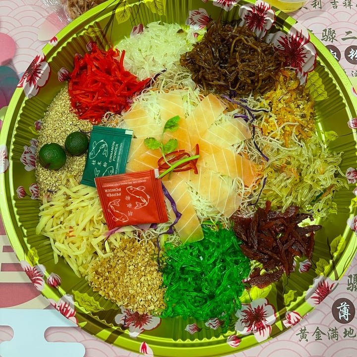 photo of Greendot PAYA LEBAR SQUARE CNY2022 Blooming Prosperity "Salmon" Yusheng Platter shared by @jas-veg on  13 Feb 2022 - review