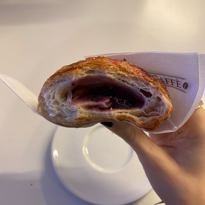 photo of Autogrill croissant ai frutti di bosco shared by @ambra304 on  19 Nov 2022 - review