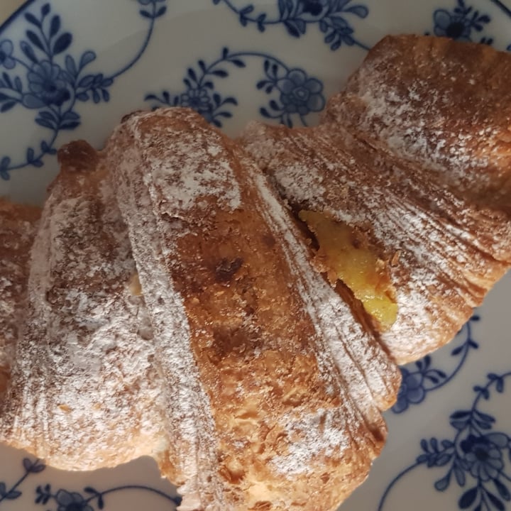 photo of Wani - Vegan Bakery Cornetto alla crema shared by @pieroniart on  26 Jun 2022 - review