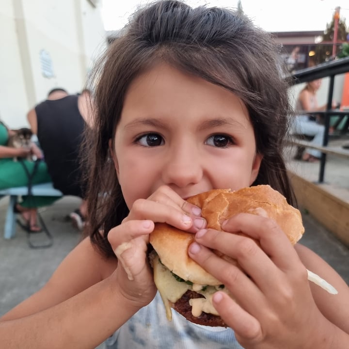 photo of Veg Out Plant Based Burgers & Shakes Chick’n Burger shared by @begonacb on  26 Aug 2022 - review