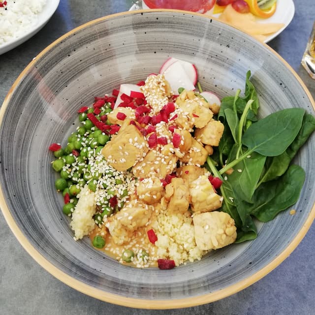 Photo of the dish “Tempeh Bowl mit geröstetem Sesam”
