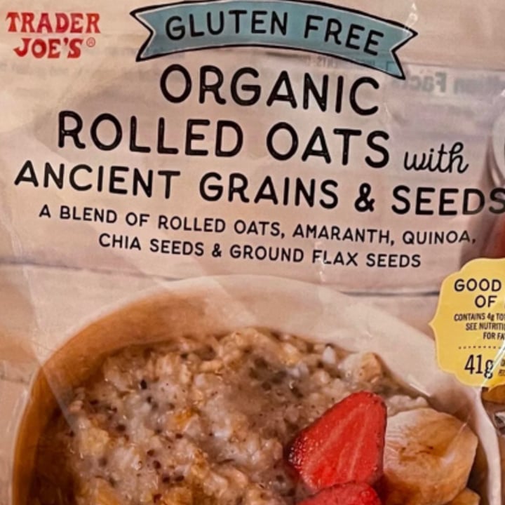 photo of Trader Joe's Organic rolled oats with ancient grains and seeds shared by @angelaaraujo on  20 Apr 2022 - review