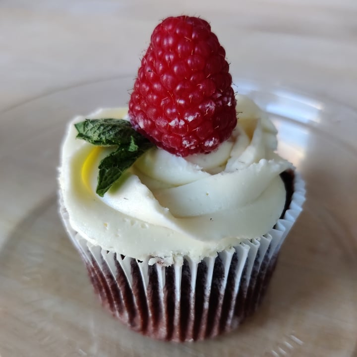 photo of Mahalo Red velvet cupcake shared by @enkelvegan on  18 Feb 2022 - review
