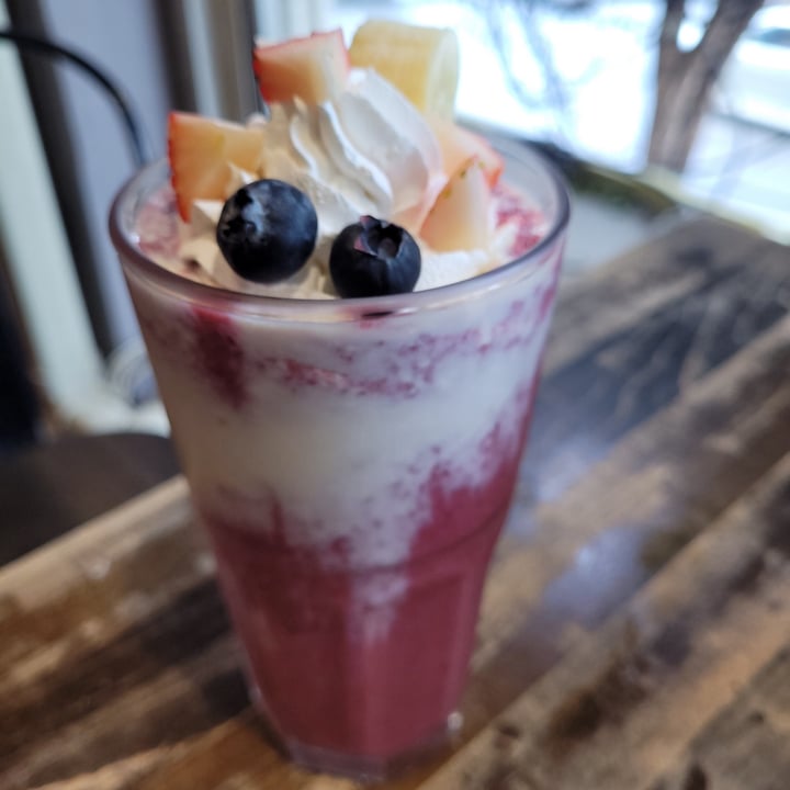 photo of VEGANERIE Street (วงเวียนใหญ่) Thaisatay, California Wings And Berries Smoothie shared by @reenunnnn on  13 Jan 2022 - review