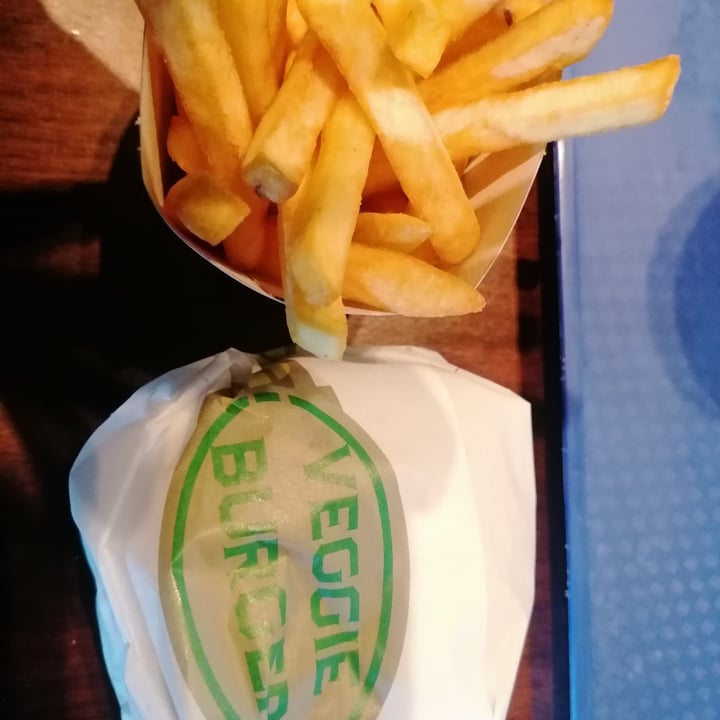 photo of Café Hyperion Veggie burger with chips shared by @merlino93 on  23 May 2022 - review