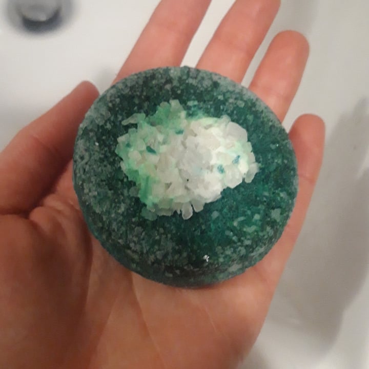 photo of LUSH Fresh Handmade Cosmetics Flyaway Hair shared by @ggiorgia on  04 May 2022 - review