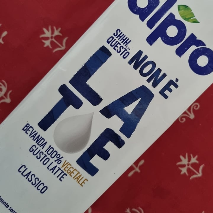 photo of Alpro This is Not Milk Classic Questo Non è Late Classico shared by @aidacomeseibella on  13 Jul 2022 - review