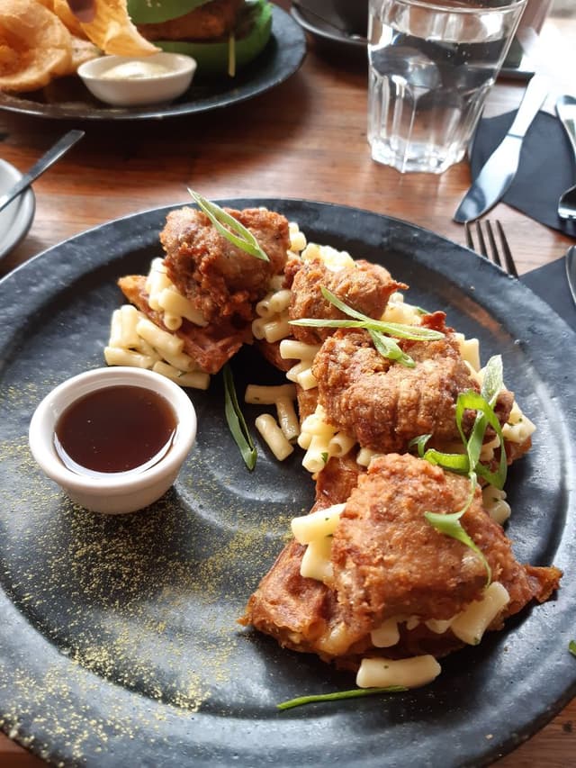 Foto do prato “Mac N Cheese Waffles”