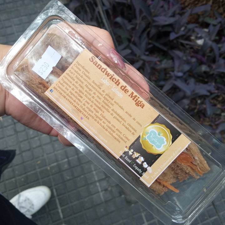 review photo of Veganya Sandwich de miga Salmón shared by @flor-camilo on 15 Jan 2022 - review