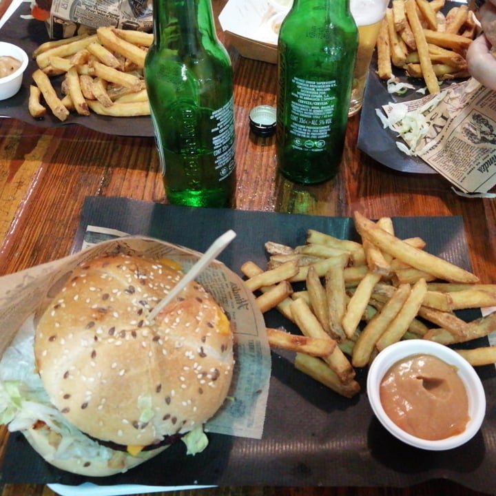 photo of Bioloco Hamburguesa queso que passion shared by @silvegan96 on  05 Dec 2021 - review