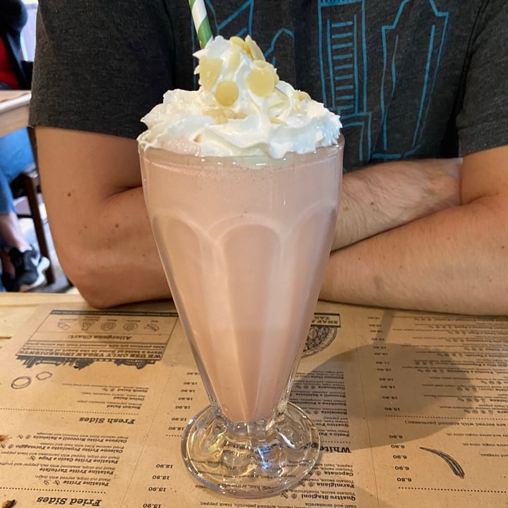 review photo of Sora Lella Vegan Roman Restaurant Red Velvet Shake shared by @madvgn on 12 Jul 2021 - review