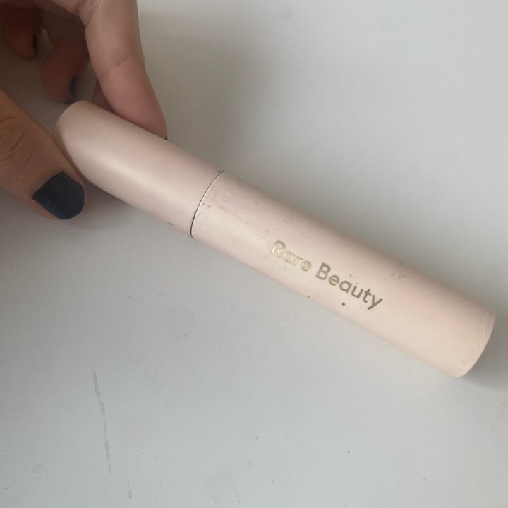 review photo of Rare Beauty Perfect Strokes Volumizing Mascara shared by @izaskunsantos on 31 Oct 2022 - review