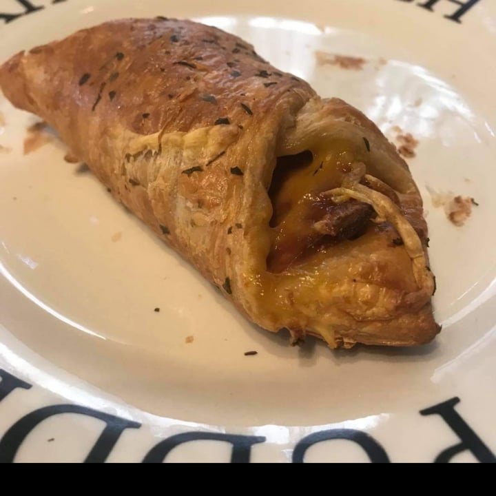 photo of Coughlans Bakery Sutton Vegan Bacon, Cheese & Roasted Tomato turnover shared by @catsronaut on  18 Dec 2020 - review