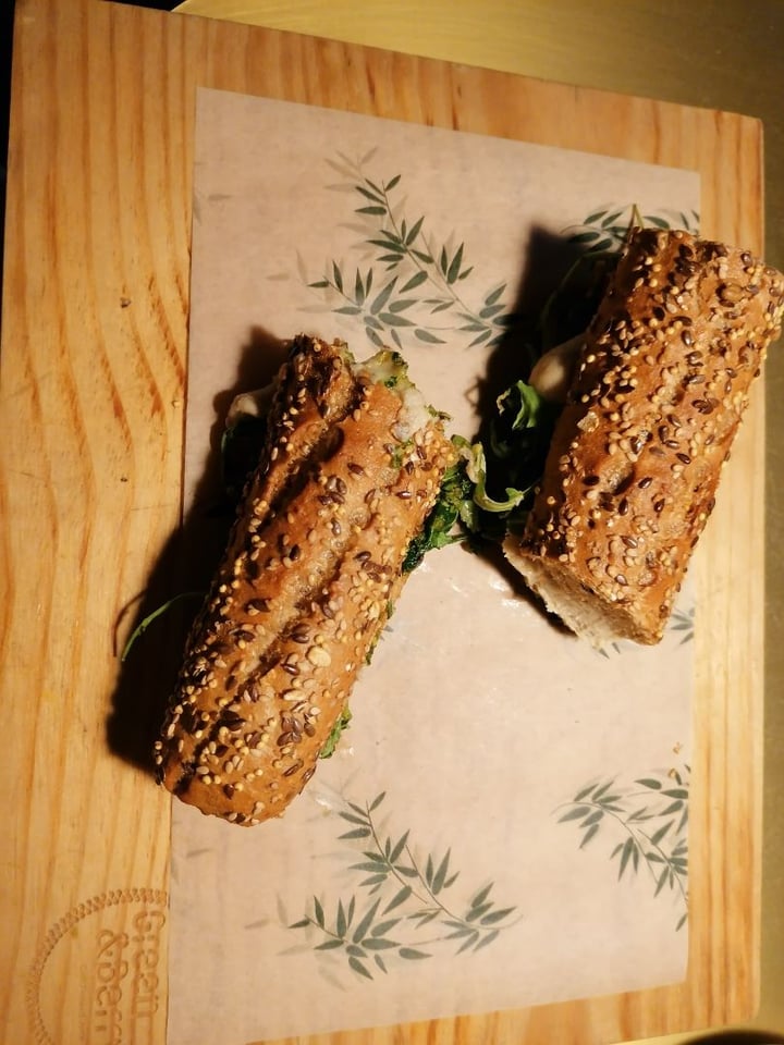 photo of Green & Berry Sandwich caprese shared by @lauretalaulau on  13 Mar 2020 - review
