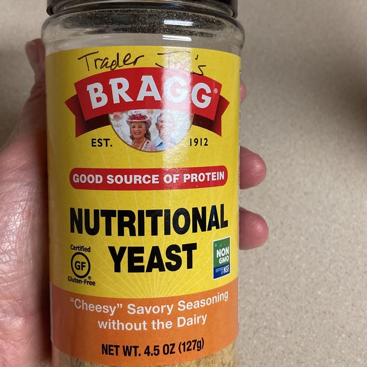 review photo of Bragg Bragg nutritional Yeast shared by @jlnomeatplease on 16 May 2022 - review