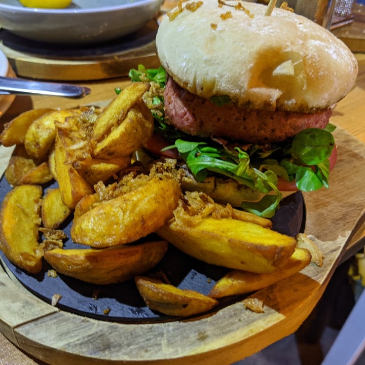 photo of Rincón de Alba Hamburguesa con patatas gajo shared by @kabuti on  17 Oct 2021 - review
