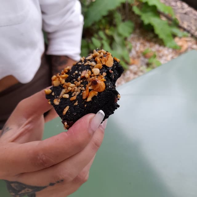 菜肴“Brownie Con Praline”的照片