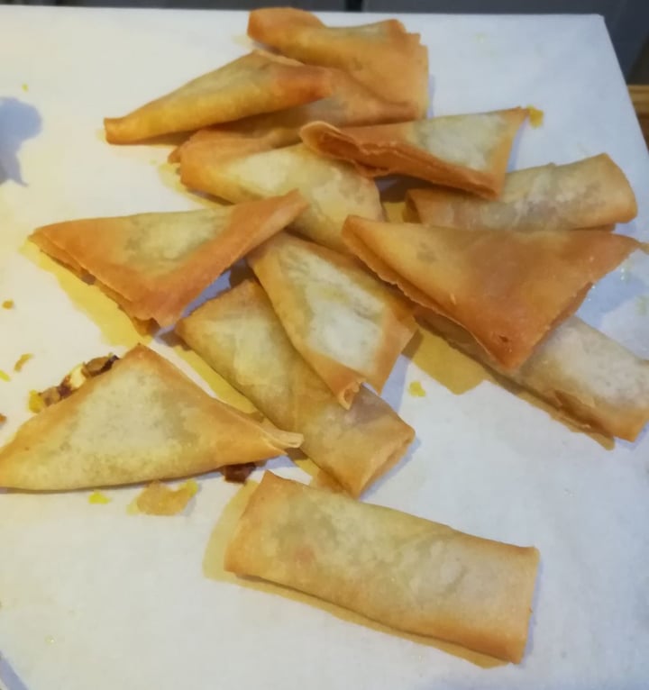 photo of Loving Hut Samosas y rollitos shared by @moomo on  01 Dec 2019 - review