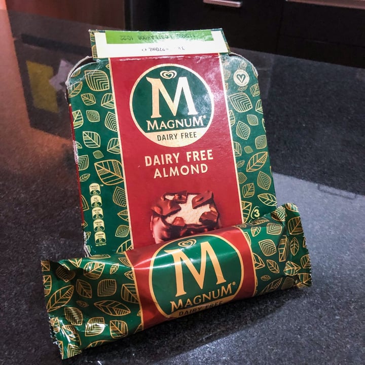 photo of Magnum Magnum Vegan Almond shared by @m1tch9i on  14 Feb 2022 - review