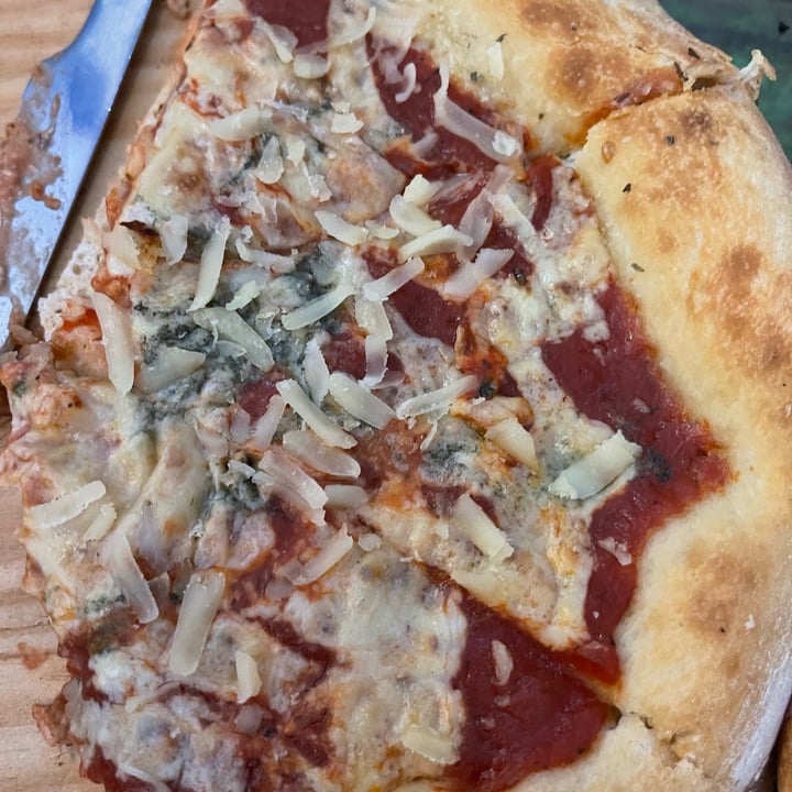 photo of Pura Vida Vegan Bar (Santa y Pura) Pizza 4 quesos shared by @galletasdementa on  27 Sep 2021 - review