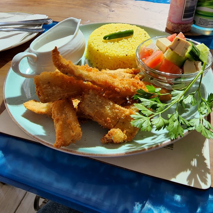photo of Cleavy's Vegan & Vegetarian Eatery Vegan Calamari Served With Fries, Salad And Vegan Lemon Mayo Sauce shared by @divineswine on  18 Jun 2022 - review