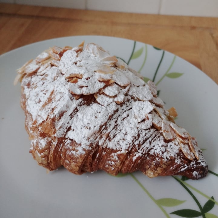 review photo of Oh My Days Vegan Cafe Almond Croissant shared by @alynereis on 24 Sep 2021 - review