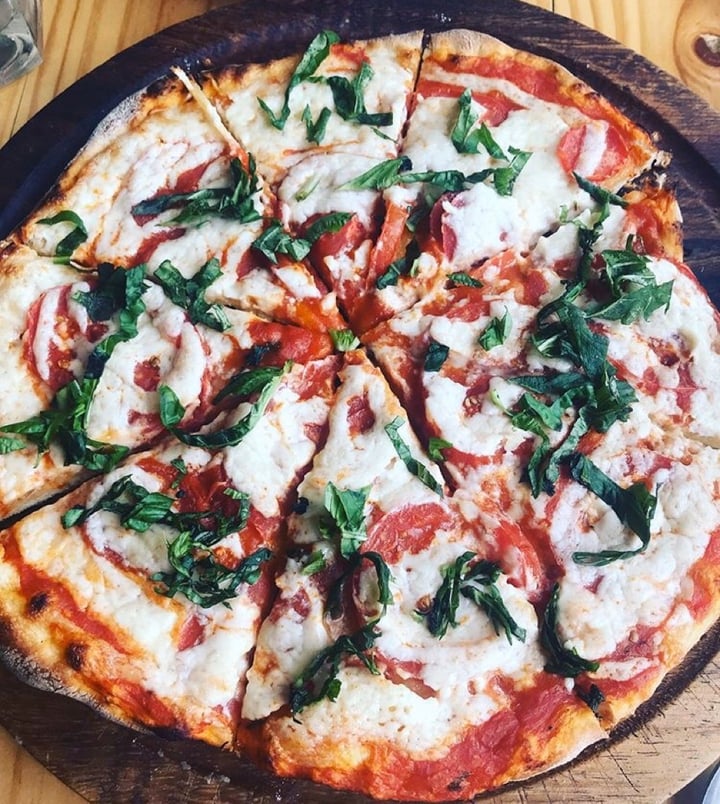 photo of Lúcuma Pizza Margarita 🌱🍅 shared by @veganeandoporelmundo on  25 Mar 2020 - review