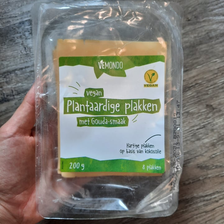 photo of Vemondo Vegan plantaardige plakken met gouda smaak shared by @frendssnotfood on  26 Sep 2021 - review