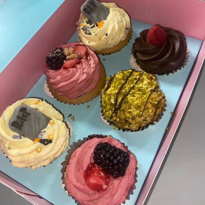photo of Lola's Cupcakes Vegan Assorted Cupcakes shared by @luketaylor on  30 Oct 2022 - review