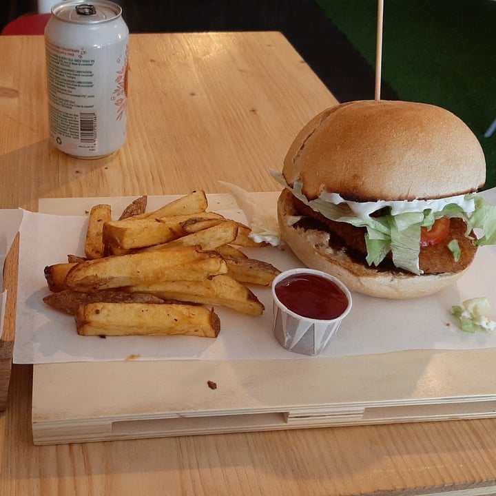 photo of Vegan Queen Hamburguesa de no pollo shared by @juanmaxipi on  13 Jul 2020 - review