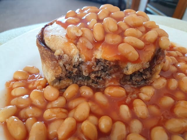 Foto del plato “Vegan Scotch Pie and beans”