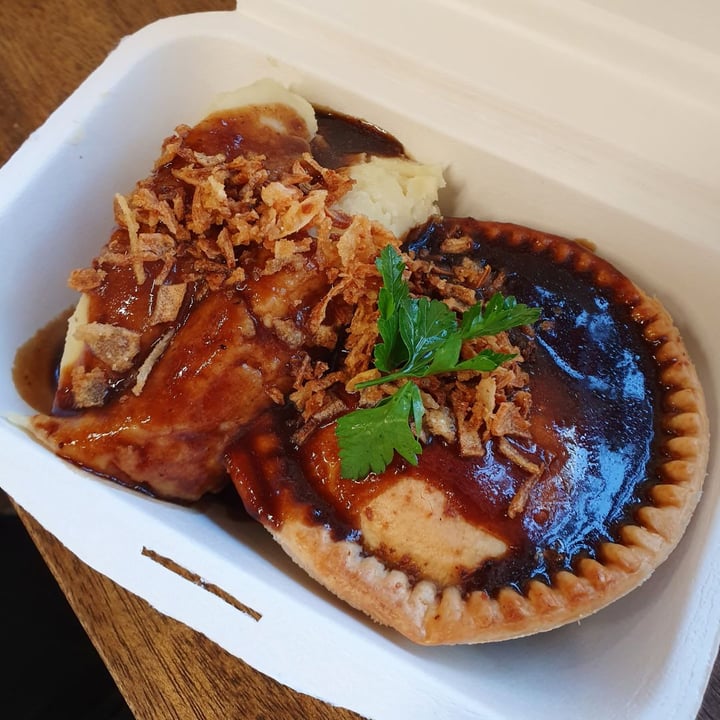 photo of Young Vegans Pie Shop Steak and Ale Pie shared by @calicomeetsbroccoli on  31 Jul 2019 - review