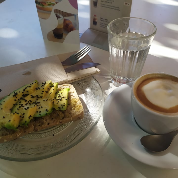 photo of La Perita Coffee & Bakery Nervión Tostada con aguacate shared by @andreavegallardo on  07 Jul 2022 - review