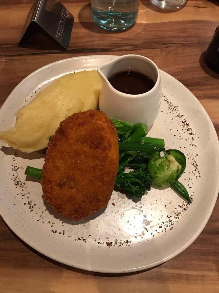 photo of Yavanna Schnitzel with mash, gravy and greens shared by @vegasauras on  14 Mar 2020 - review