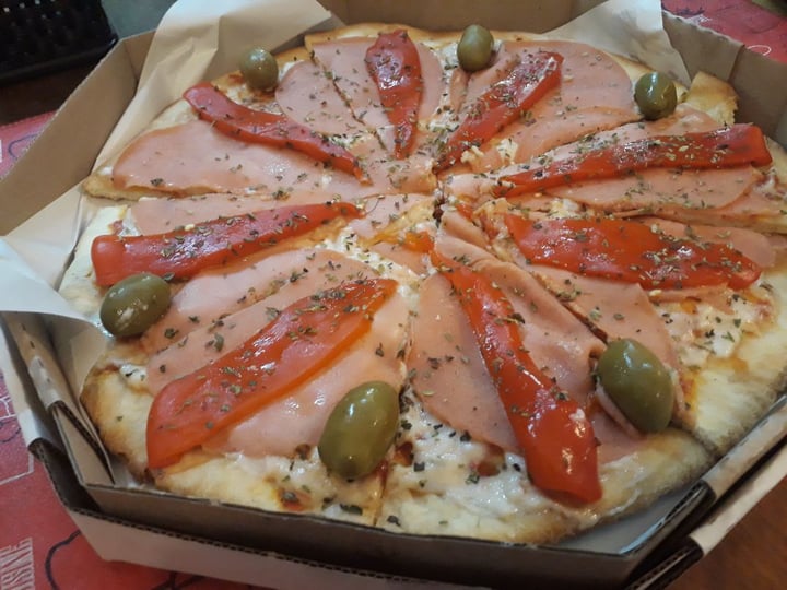 review photo of Pizza Who? Empanadas and Pizzas Premium Pizza De Jamon Y Morrones shared by @plagaa on 23 Nov 2019 - review