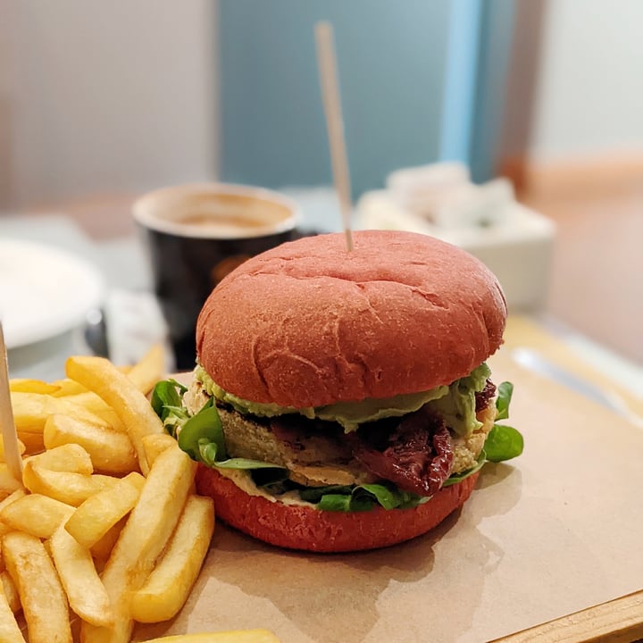 photo of Cuore Fresco Catania (Piazza Duomo) Vegan burger shared by @stanleyxu94 on  09 Sep 2022 - review