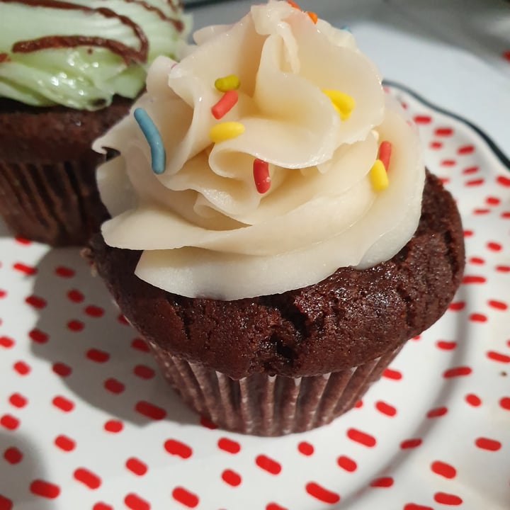 photo of Erin McKenna's Bakery LA Chocolate Vanilla Cupcake shared by @paniwilson on  07 May 2022 - review