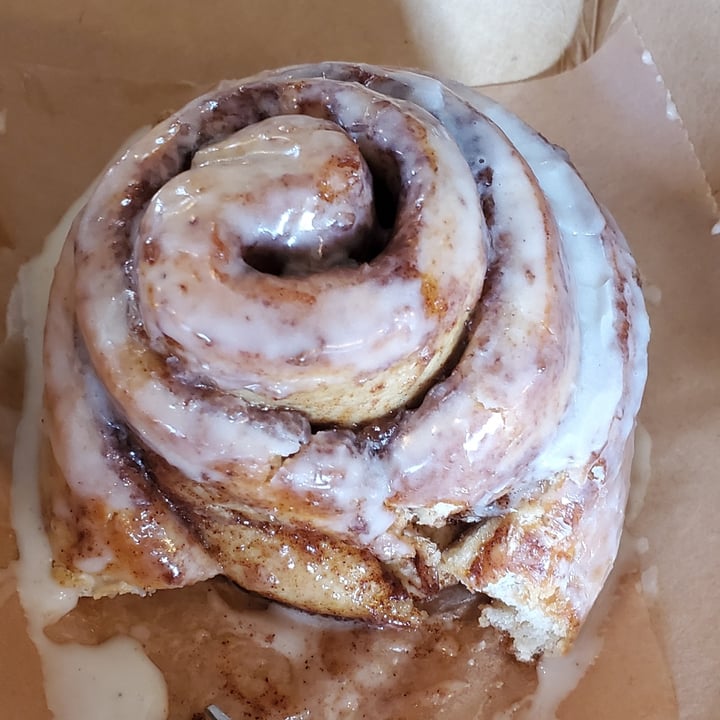 photo of Vegan East Cinnamon roll shared by @4thepiggies on  21 Nov 2021 - review