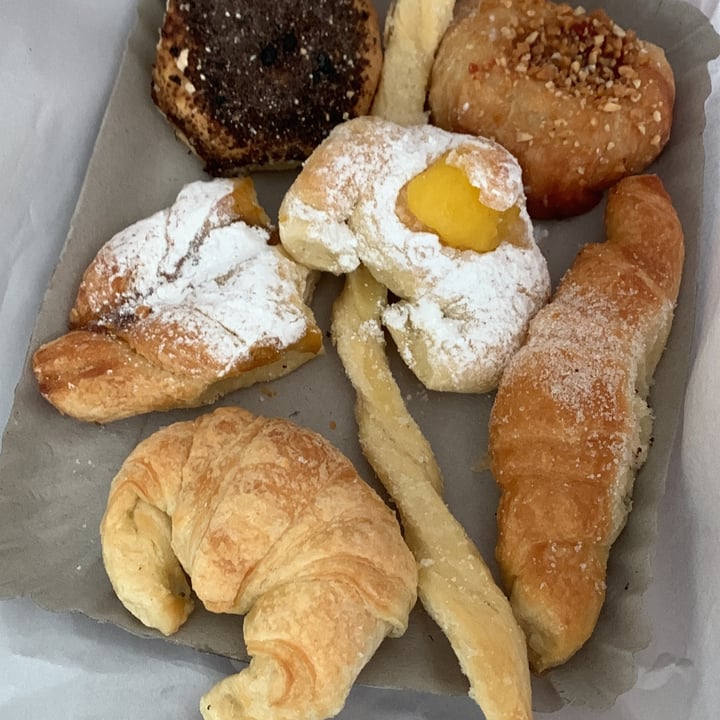 photo of Biota Panaderia & coffee to go Facturas surtidas shared by @pariscueto on  01 Feb 2022 - review