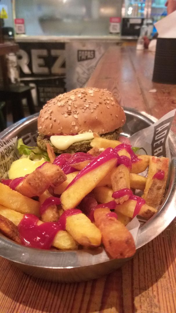 photo of Perez-H Palermo Hamburguesa de espinaca 100%veggie shared by @lucartagena12 on  25 Mar 2020 - review